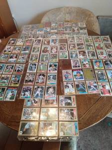 lot 4025 image: 42 pages of mixed baseball cards front and back