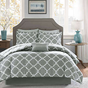 lot 2943 image: AmazonBasics Lattice Comforter Set
