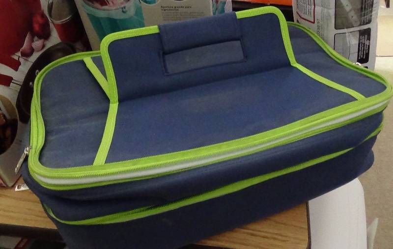 lot 4139 image: Entertainer Hot and Cold Food Carrier Color Navy