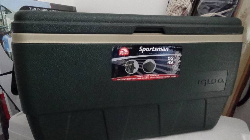 lot 4045 image: Igloo Sportsman Cooler 52 QT