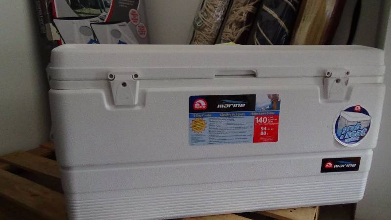 lot 4043 image: Igloo Marine Ultra Cooler 94 QT