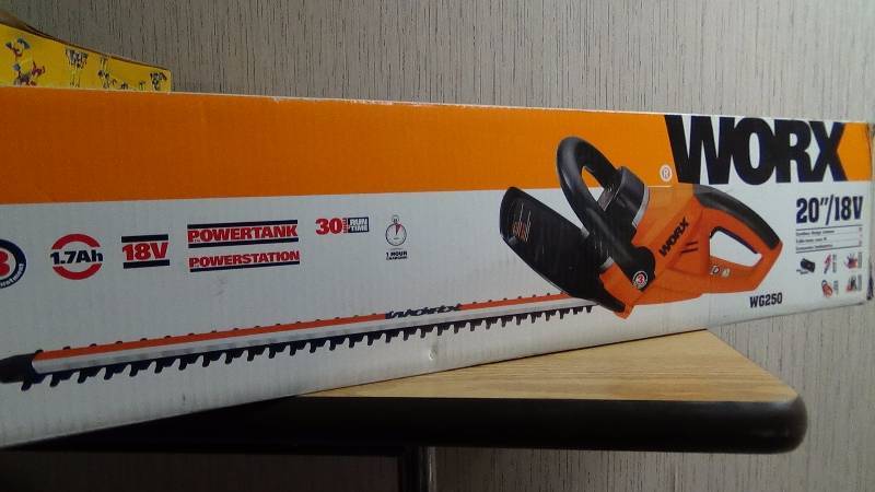 lot 4027 image: WORX WG250 20-Inch 18-Volt Cordless Electric Hedge Trimmer
