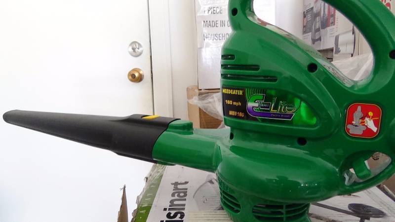 lot 4157 image: Weed Eater WEB160 7.5 Amp 160 mph Electric Blower