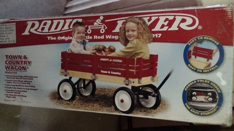lot 4121 image: Radio Flyer Town and Country Wagon