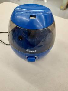 lot 47754 image: Honeywell HUL520L Mistmate Cool Mist Humidifier, Blue