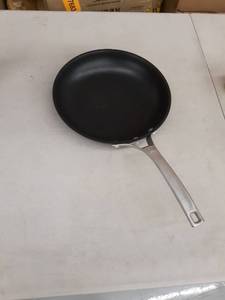 lot 47816 image: Calphalon Signature Nonstick Frying Pan