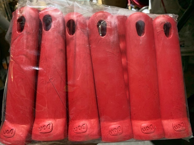 lot 117 image: 12 Heavy Duty Thick Pan Holder Handles