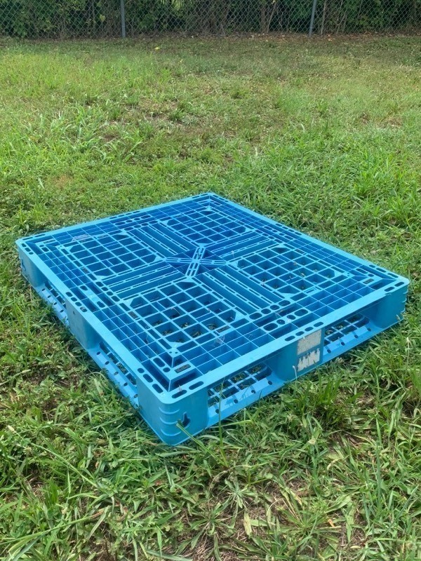 lot 128 image: Large Poly Storage Skid