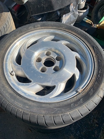 lot 90 image: 4 Corvette Wheels w Tires