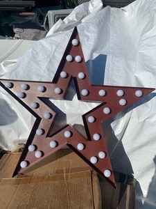 lot 39 image: 24 Metal Light Up Star