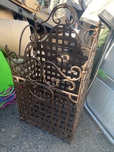 lot 47 image: Heavy Duty Iron Decor Piece