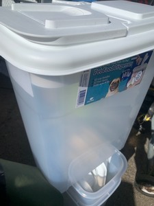lot 118 image: New 32lb Pet Food Dispenser