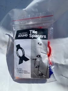 lot 327 image: 100 Bags w 18 Tile Spacers In Each Bag