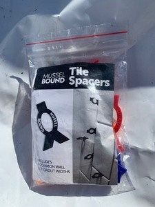lot 329 image: 100 Bags w 18 Tile Spacers In Each Bag
