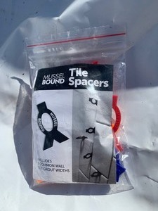 lot 328 image: 100 Bags w 18 Tile Spacers In Each Bag
