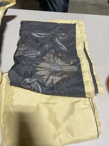 lot 54904 image: King size duvet cover, pillows and pillow cases