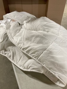 lot 54993 image: Linenspa queen down alternative comforter