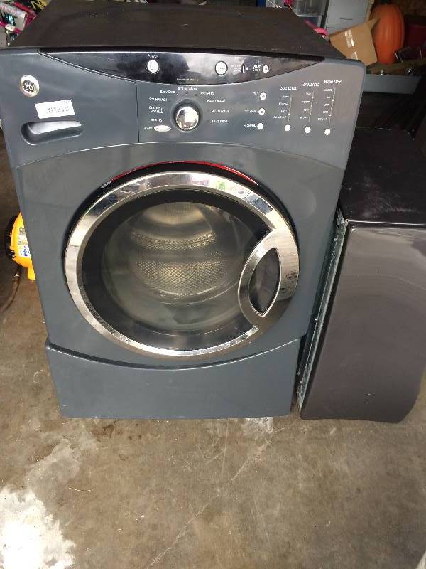 lot 1121 image: GE FRONTLOAD WASHER WITH PEDISTAL. WORKS