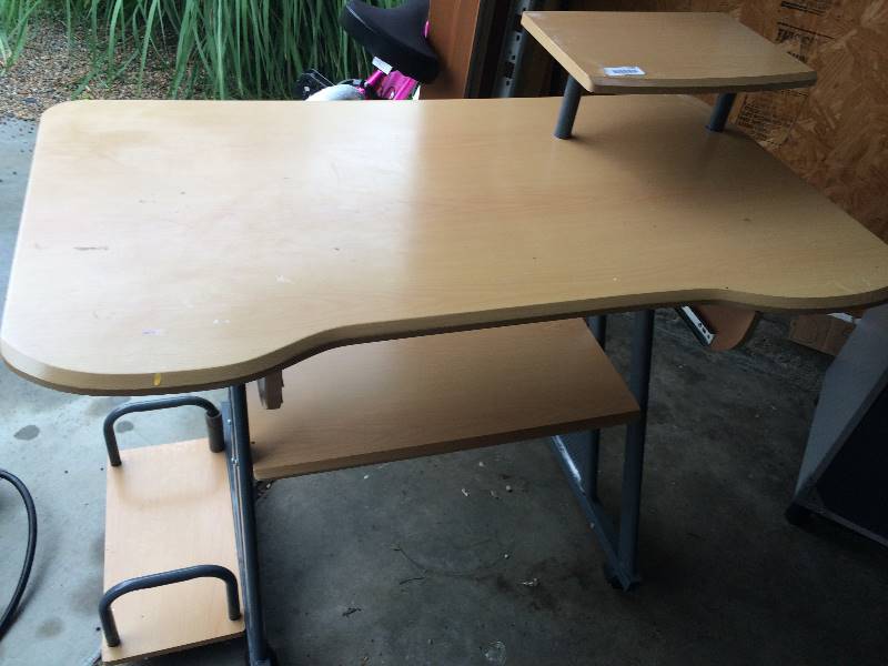 lot 1122 image: MOBILE DESK. GOOD SHAPE