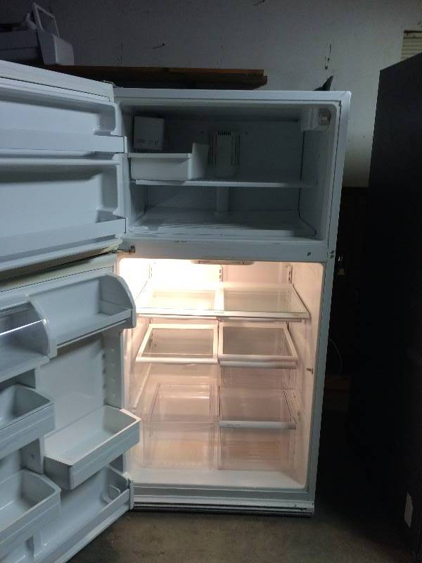 lot 1071 image: Nice used Kenmore Fridge White
