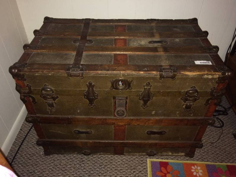 lot 1088 image: VINTAGE TRUNK. VERY NICE AND OLD