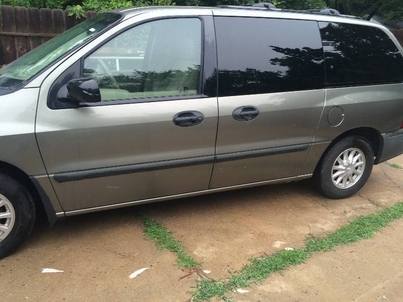 lot 1039 image: 2001 Ford Windstar LX