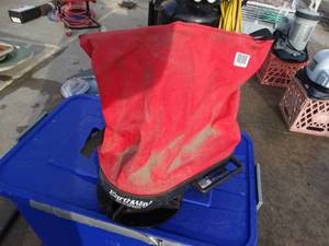 lot 1674 image: Earthway hand spreader
