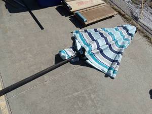 lot 1676 image: Excellent patio umbrella
