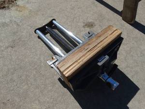 lot 1679 image: Undermount wood vise