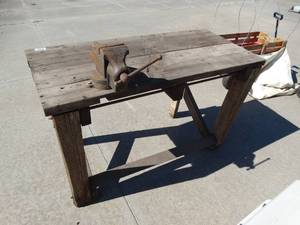 lot 1685 image: Shop work bench w lg vise