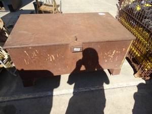 lot 1714 image: Metal job box on wheels