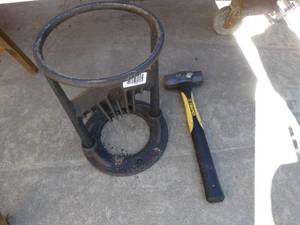 lot 1719 image: Log splitter device w hammer