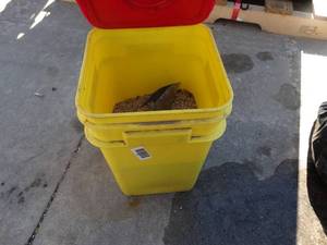 lot 1721 image: Bucket of floor drylitter
