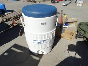 lot 1727 image: Igloo 5 gallon drink cooler