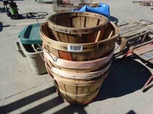 lot 1728 image: Lot of various bushel baskets