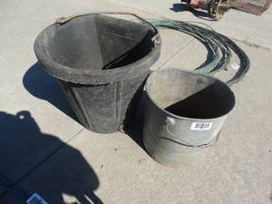 lot 1732 image: Rubber feed bucket & metal bucket