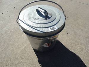 lot 1763 image: Small metal trash can w lid