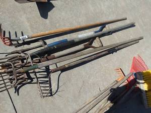 lot 1777 image: Lot of several different long handle tools
