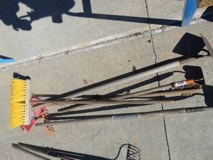 lot 1778 image: Lot of long handle tools