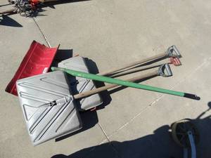 lot 1781 image: 3 snow shovels