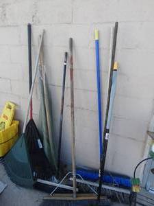 lot 1792 image: Lot of several push brooms & 2 rakes