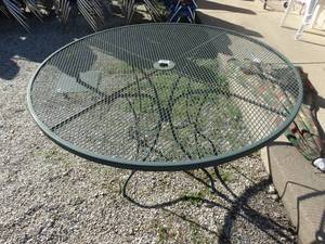 lot 1811 image: Round Metal mesh top patio table
