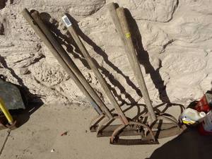 lot 1826 image: Several long handle tools
