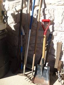 lot 1828 image: Several long handle tools