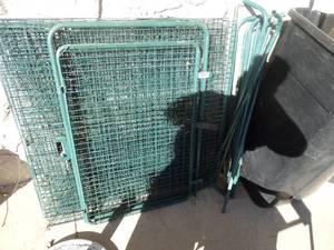 lot 1832 image: Metal outdoor pet enclosure w gate