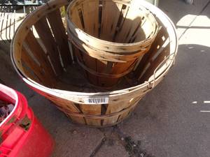 lot 1847 image: Assorted bushel baskets