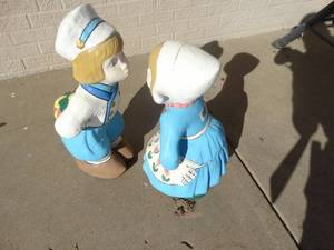 lot 1860 image: Concrete kissing couple