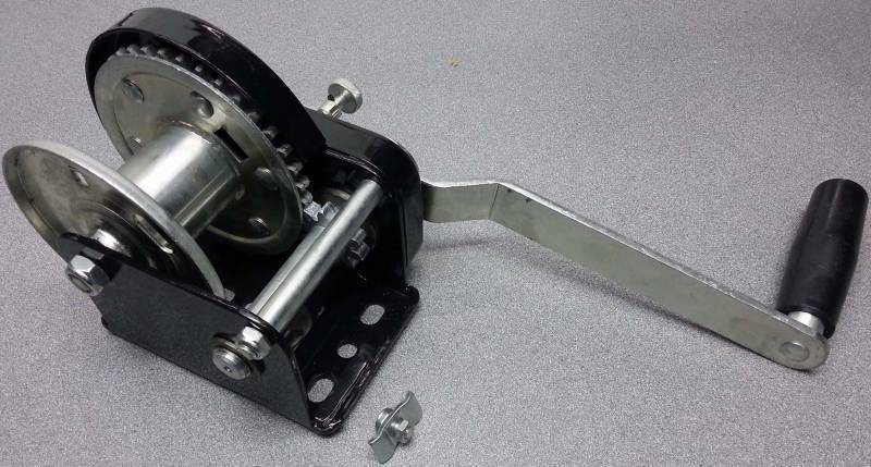 lot 1051 image: 1200 lbs. HD hand crank boat or vehicle trailer shop engine pulling 5-1 ratio winch