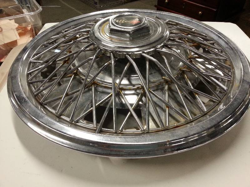 lot 1606 image: Aftermarket Checkered Flag wire spoke chrome steel wheel cover for 14 wheel