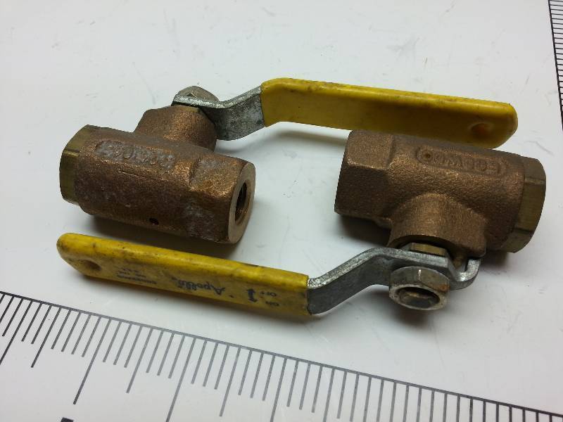 lot 31582 image: New 14 NPT brass shutoff valve with female port threads.  Actually new but carried in the plumbers service truck and has discolored